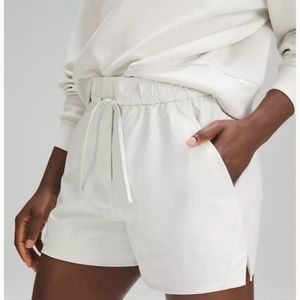 Lululemon Cinchable Waist HR White Woven Shorts XS